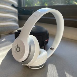white beats by dre headphones